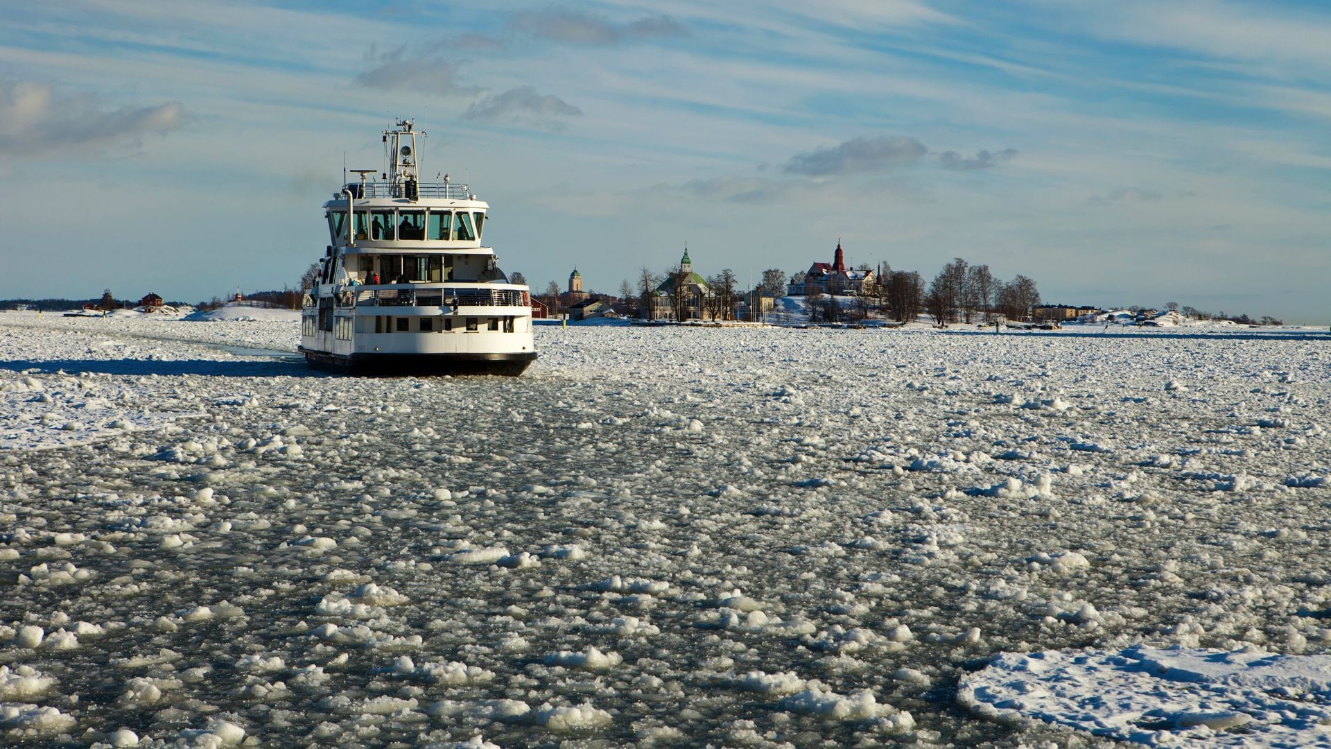 Ferry nocturno Helsinki.jpg